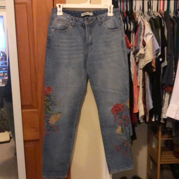ZARA | Floral embroidered, basic denim - Picture 3 of 5